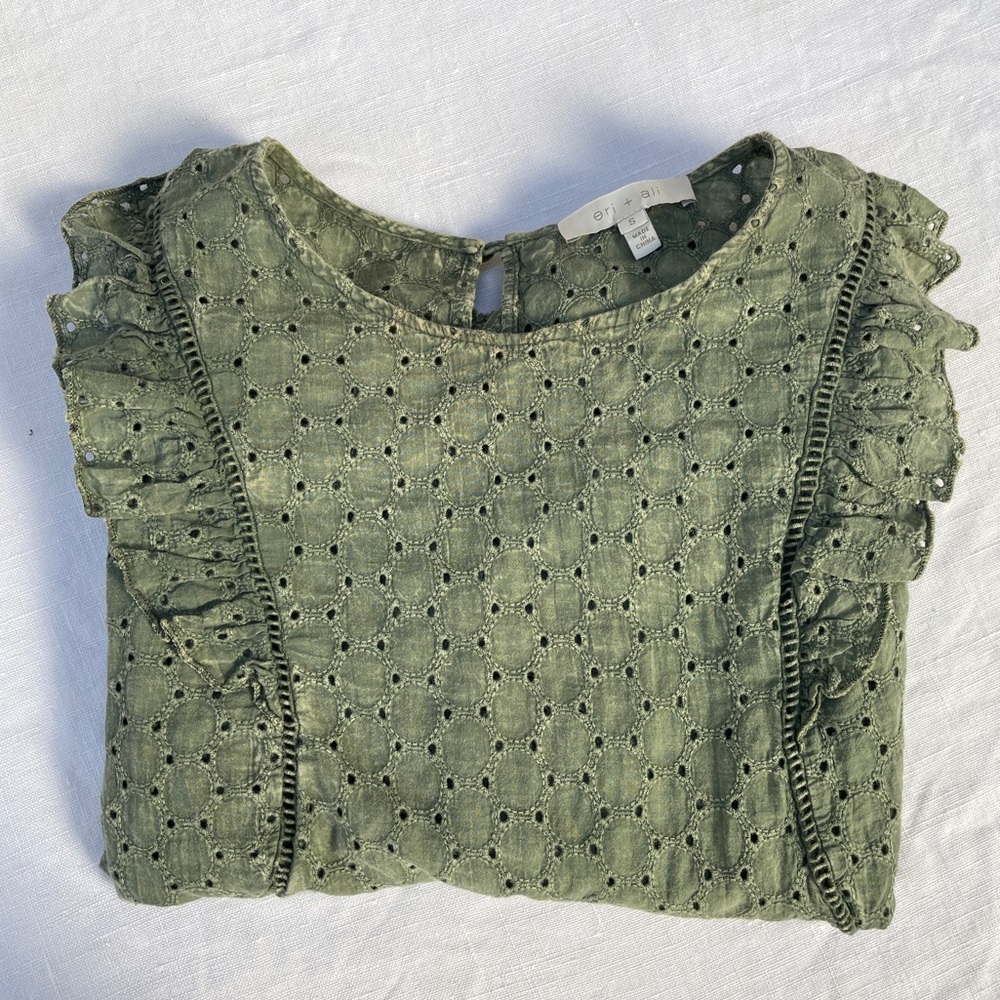 🏝️ Sage Green Eyelet & embroidered Top Small Eri + Ali